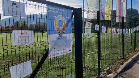 Razstava likovnih del otrok iz vrtca in šole na temo trajnostne mobilnosti. 